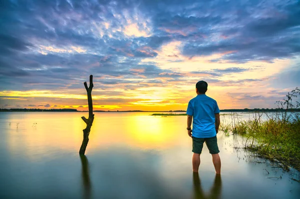 Voyageur Silhouette Homme Regardant Coucher Soleil Lac Hydroélectrique Comme Moyen — Photo