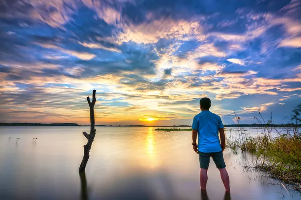 Silhuett Resenär Man Tittar Solnedgången Vid Vattenkraftsjön Som Ett Sätt — Stockfoto