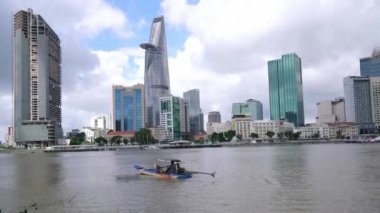 Ho Chi Minh Şehri, Vietnam - 10 Ekim 2021: Nehir boyundaki gökdelenler mimari ofis kuleleri, oteller, merkez kültür ve ticari gelişim ülkesi Ho Chi Minh şehrinde, Vietnam