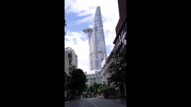 ベトナムホーチミン市 2021年10月10日 ベトナムのホーチミン市で発生した世界的なパンデミックの際の社会的距離の後 金融タワーは最も下の角の大通りからの眺めを開発しました — ストック動画