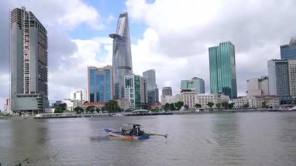 Chi Minh City Vietnam Oktober 2021 Wolkenkrabbers Langs Rivier Met — Stockvideo