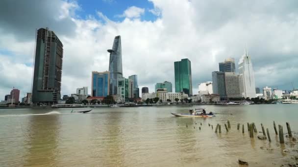 Chi Minh City Vietnam Oktober 2021 Wolkenkrabbers Langs Rivier Met — Stockvideo
