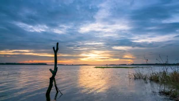 Vietnam Huzurlu Kırsalında Sonbaharın Son Gününde Hidroelektrik Gölünde Günbatımını Hızlandırdı — Stok video