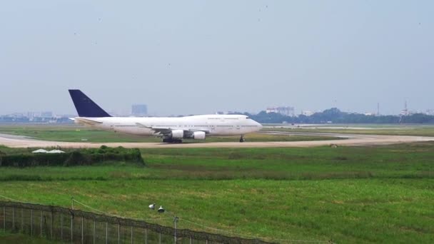 2021年11月26日 越南胡志明市 一架编号Tf Aak波音747的冰岛航空公司飞机从越南胡志明市谭松国际机场起飞 — 图库视频影像