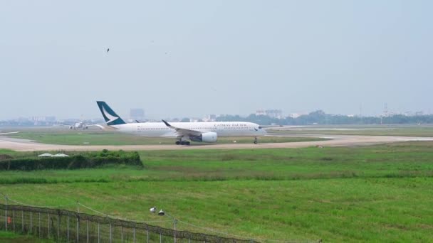 越南胡志明市 2021年11月26日 国泰Cx779空中客车A350客机从越南胡志明市谭山国际机场起飞 — 图库视频影像