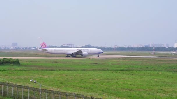 2021年11月26日 越南胡志明市 中国航空公司一架编号为B 18316空中客车A330的客机从越南胡志明市谭山国际机场起飞 — 图库视频影像