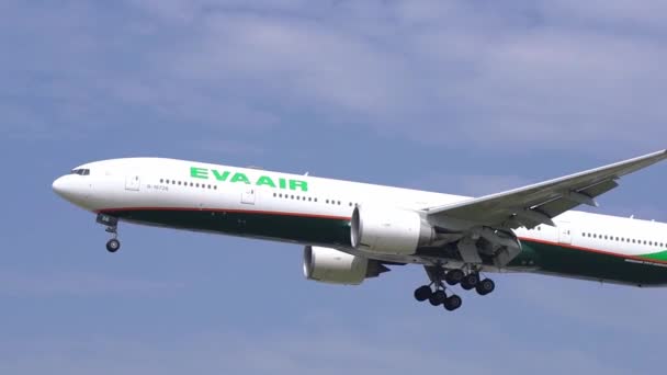 2021年11月26日 越南胡志明市 一架编号为B 16726的波音777的客机在越南胡志明市谭山国际机场着陆 — 图库视频影像