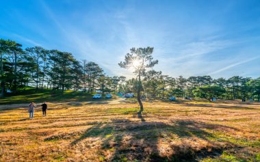 Da Lat, Vietnam - 11 Aralık 2021: Vietnam 'ın başkenti Da Lat' ta turist ziyareti başladı, bahar sabahı çim tepelerinde fotoğraf çekildi.