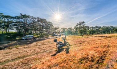 Da Lat, Vietnam - 11 Aralık 2021: Arka planda lojistik ve fotoğraf aletleriyle motosiklet macerası, arkadaşının gezi meraklıları Da Lat, Vietnam 'da yeni toprakları keşfetmeye bayılıyor