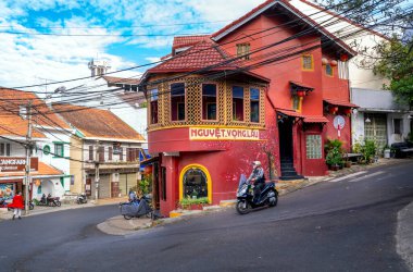 Da Lat, Vietnam - 12 Aralık 2021: Nguyet Vong Lau Çin mimarisi ile eski bir ev ve içeride yiyecek ve içecek işleri için kullanılıyor..