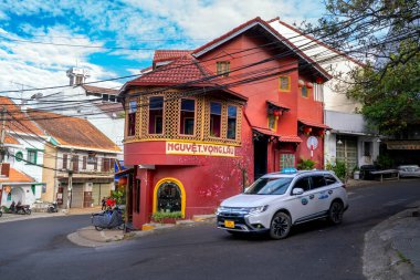 Da Lat, Vietnam - 12 Aralık 2021: Nguyet Vong Lau Çin mimarisi ile eski bir ev ve içeride yiyecek ve içecek işleri için kullanılıyor..