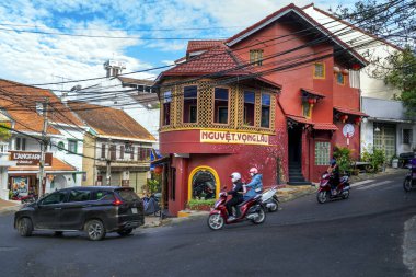 Da Lat, Vietnam - 12 Aralık 2021: Nguyet Vong Lau Çin mimarisi ile eski bir ev ve içeride yiyecek ve içecek işleri için kullanılıyor..