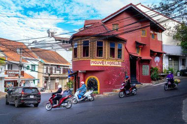 Da Lat, Vietnam - 12 Aralık 2021: Nguyet Vong Lau Çin mimarisi ile eski bir ev ve içeride yiyecek ve içecek işleri için kullanılıyor..