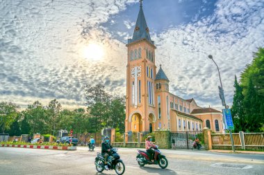 Da Lat, Vietnam - 13 Aralık 2021: Katedral tavuğunun bir kış sabahı manzarası. Burası dini bir yer ve Vietnam 'da turistlere hizmet veriyor..