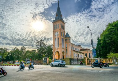 Da Lat, Vietnam - 13 Aralık 2021: Katedral tavuğunun bir kış sabahı manzarası. Burası dini bir yer ve Vietnam 'da turistlere hizmet veriyor..