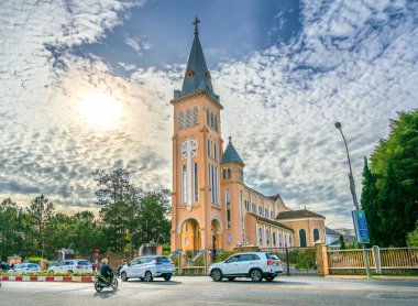 Da Lat, Vietnam - 13 Aralık 2021: Katedral tavuğunun bir kış sabahı manzarası. Burası dini bir yer ve Vietnam 'da turistlere hizmet veriyor..