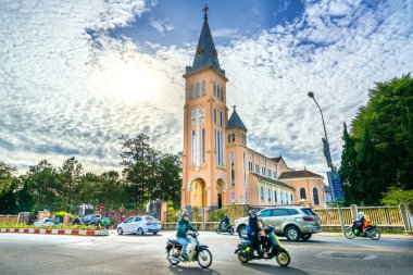 Da Lat, Vietnam - 13 Aralık 2021: Katedral tavuğunun bir kış sabahı manzarası. Burası dini bir yer ve Vietnam 'da turistlere hizmet veriyor..
