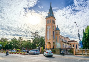 Da Lat, Vietnam - 13 Aralık 2021: Katedral tavuğunun bir kış sabahı manzarası. Burası dini bir yer ve Vietnam 'da turistlere hizmet veriyor..