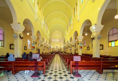 Da Lat, Vietnam - 13 Aralık 2021: Bir grup insan sabahın erken saatlerinde kilisede dua ediyor, Da Lat, Vietnam.