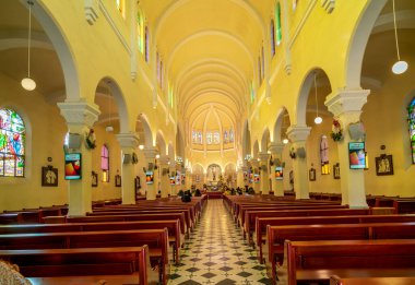 Da Lat, Vietnam - 13 Aralık 2021: Bir grup insan sabahın erken saatlerinde kilisede dua ediyor, Da Lat, Vietnam.