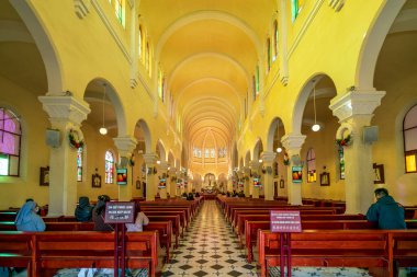 Da Lat, Vietnam - 13 Aralık 2021: Bir grup insan sabahın erken saatlerinde kilisede dua ediyor, Da Lat, Vietnam.