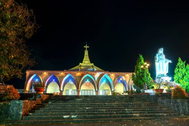 Bao Loc, Vietnam - 14 Aralık 2021: Kışın Bao Loc kilisesinin dışında görüldü. Burası Vietnam 'daki en büyük kilise. Cemaatin her gün Bao Loc, Vietnam' da dua etmesini sağlayan kilise..