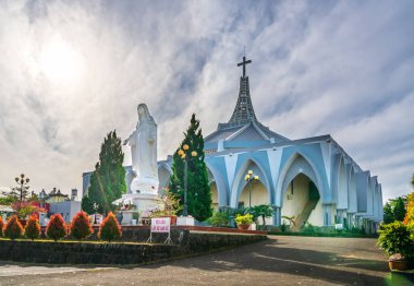 Bao Loc, Vietnam - 14 Aralık 2021 Kış sabahı Bao Loc kilisesinin dışında görüldü. Burası Vietnam 'daki en büyük kilise. Cemaatin her gün Bao Loc, Vietnam' da dua etmesini sağlayan kilise..