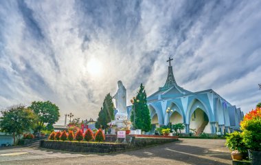 Bao Loc, Vietnam - 14 Aralık 2021 Kış sabahı Bao Loc kilisesinin dışında görüldü. Burası Vietnam 'daki en büyük kilise. Cemaatin her gün Bao Loc, Vietnam' da dua etmesini sağlayan kilise..