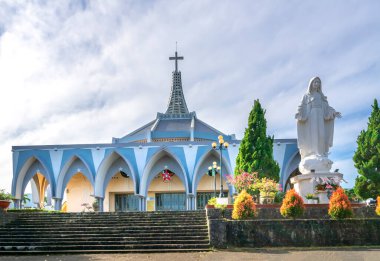 Bao Loc, Vietnam - 14 Aralık 2021 Kış sabahı Bao Loc kilisesinin dışında görüldü. Burası Vietnam 'daki en büyük kilise. Cemaatin her gün Bao Loc, Vietnam' da dua etmesini sağlayan kilise..