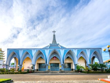 Bao Loc, Vietnam - 14 Aralık 2021 Kış sabahı Bao Loc kilisesinin dışında görüldü. Burası Vietnam 'daki en büyük kilise. Cemaatin her gün Bao Loc, Vietnam' da dua etmesini sağlayan kilise..