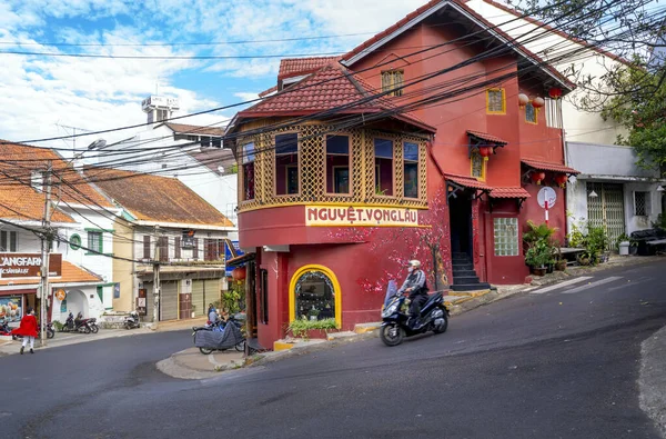 Da Lat, Vietnam - 12 Aralık 2021: Nguyet Vong Lau Çin mimarisi ile eski bir ev ve içeride yiyecek ve içecek işleri için kullanılıyor..
