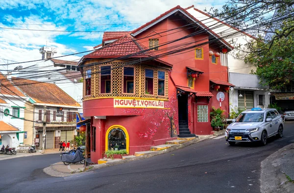 Da Lat, Vietnam - 12 Aralık 2021: Nguyet Vong Lau Çin mimarisi ile eski bir ev ve içeride yiyecek ve içecek işleri için kullanılıyor..