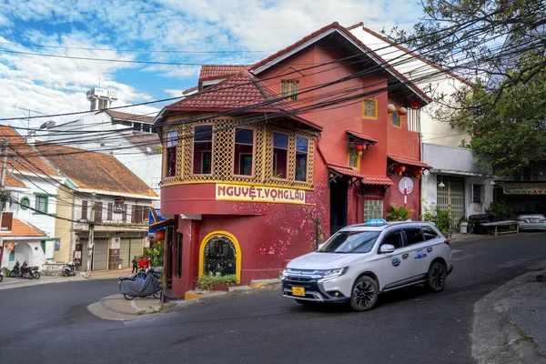 Da Lat, Vietnam - 12 Aralık 2021: Nguyet Vong Lau Çin mimarisi ile eski bir ev ve içeride yiyecek ve içecek işleri için kullanılıyor..