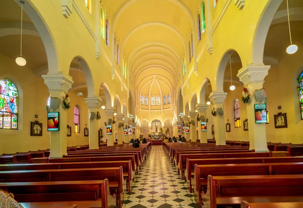 Da Lat, Vietnam - 13 Aralık 2021: Bir grup insan sabahın erken saatlerinde kilisede dua ediyor, Da Lat, Vietnam.