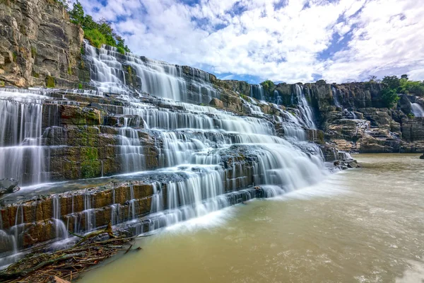 越南大叻高原上的神秘瀑布 这被称为东南亚第一个在野生美丽的瀑布吸引了许多游客前来参观 — 图库照片