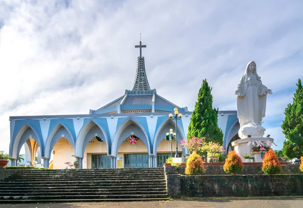 Bao Loc, Vietnam - 14 Aralık 2021 Kış sabahı Bao Loc kilisesinin dışında görüldü. Burası Vietnam 'daki en büyük kilise. Cemaatin her gün Bao Loc, Vietnam' da dua etmesini sağlayan kilise..
