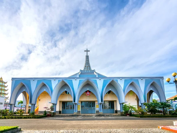 Bao Loc, Vietnam - 14 Aralık 2021 Kış sabahı Bao Loc kilisesinin dışında görüldü. Burası Vietnam 'daki en büyük kilise. Cemaatin her gün Bao Loc, Vietnam' da dua etmesini sağlayan kilise..