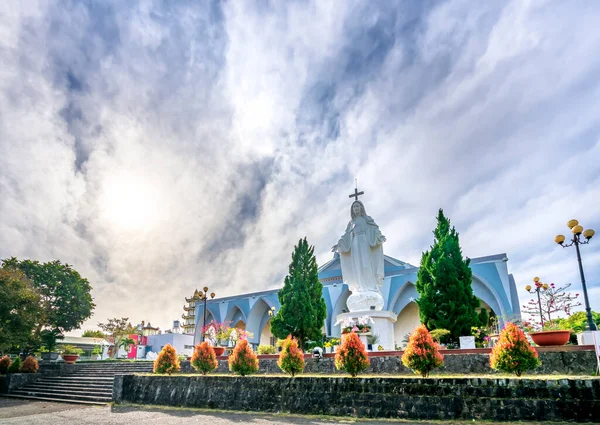 Bao Loc, Vietnam - 14 Aralık 2021 Kış sabahı Bao Loc kilisesinin dışında görüldü. Burası Vietnam 'daki en büyük kilise. Cemaatin her gün Bao Loc, Vietnam' da dua etmesini sağlayan kilise..