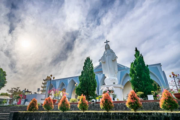 Bao Loc, Vietnam - 14 Aralık 2021 Kış sabahı Bao Loc kilisesinin dışında görüldü. Burası Vietnam 'daki en büyük kilise. Cemaatin her gün Bao Loc, Vietnam' da dua etmesini sağlayan kilise..