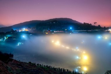 Gece manzarası, sisli bir kasabada, renkli evler ve ışıklar altında, Vietnam 'ın Da Lat dağlarında geceyi güzelleştiriyor.