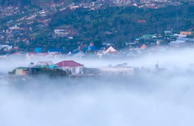Sabah sisinde bulanık küçük bir kasabadaki sabah manzarası Da Lat, Vietnam 'ın dağlık kesimlerinde huzurludur.