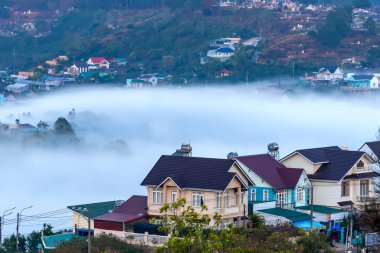 Sabah sisinde bulanık küçük bir kasabadaki sabah manzarası Da Lat, Vietnam 'ın dağlık kesimlerinde huzurludur.