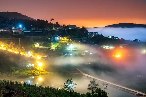 Gece Manzarası Sisli Bir Kasabada Renkli Evler Işıklar Altında Vietnam — Stok fotoğraf