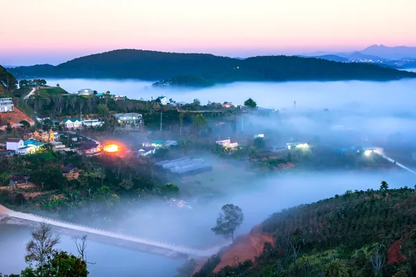 Gece manzarası, sisli bir kasabada, renkli evler ve ışıklar altında, Vietnam 'ın Da Lat dağlarında geceyi güzelleştiriyor.