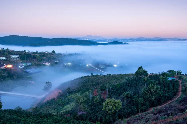 Gece manzarası, sisli bir kasabada, renkli evler ve ışıklar altında, Vietnam 'ın Da Lat dağlarında geceyi güzelleştiriyor.
