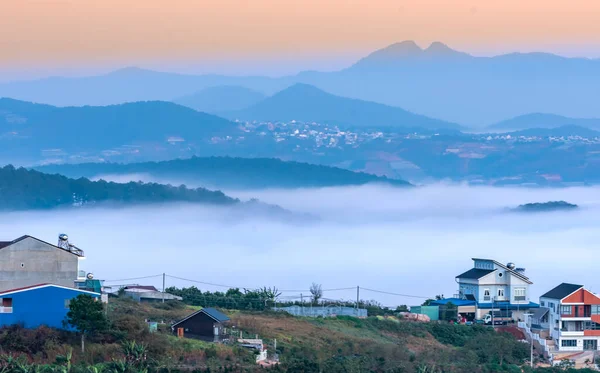 Şafak vakti sisli, küçük bir kasabada sabah manzarası bulanıklaşır. Gökyüzü arka planı dağlık Da Lat, Vietnam 'da huzurludur.