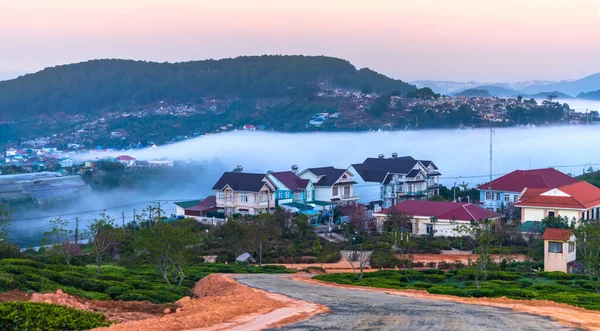 Şafak vakti sisli, küçük bir kasabada sabah manzarası bulanıklaşır. Gökyüzü arka planı dağlık Da Lat, Vietnam 'da huzurludur.