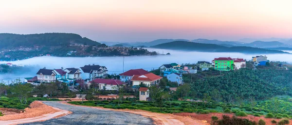 Şafak vakti sisli, küçük bir kasabada sabah manzarası bulanıklaşır. Gökyüzü arka planı dağlık Da Lat, Vietnam 'da huzurludur.