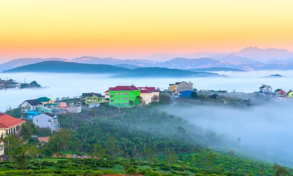 Şafak vakti sisli, küçük bir kasabada sabah manzarası bulanıklaşır. Gökyüzü arka planı dağlık Da Lat, Vietnam 'da huzurludur.