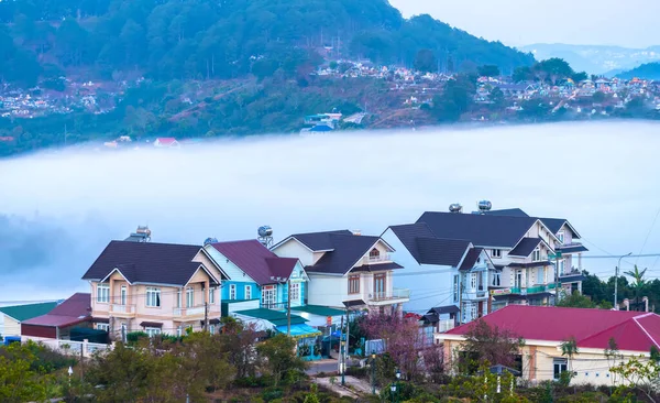 Sabah sisinde bulanık küçük bir kasabadaki sabah manzarası Da Lat, Vietnam 'ın dağlık kesimlerinde huzurludur.